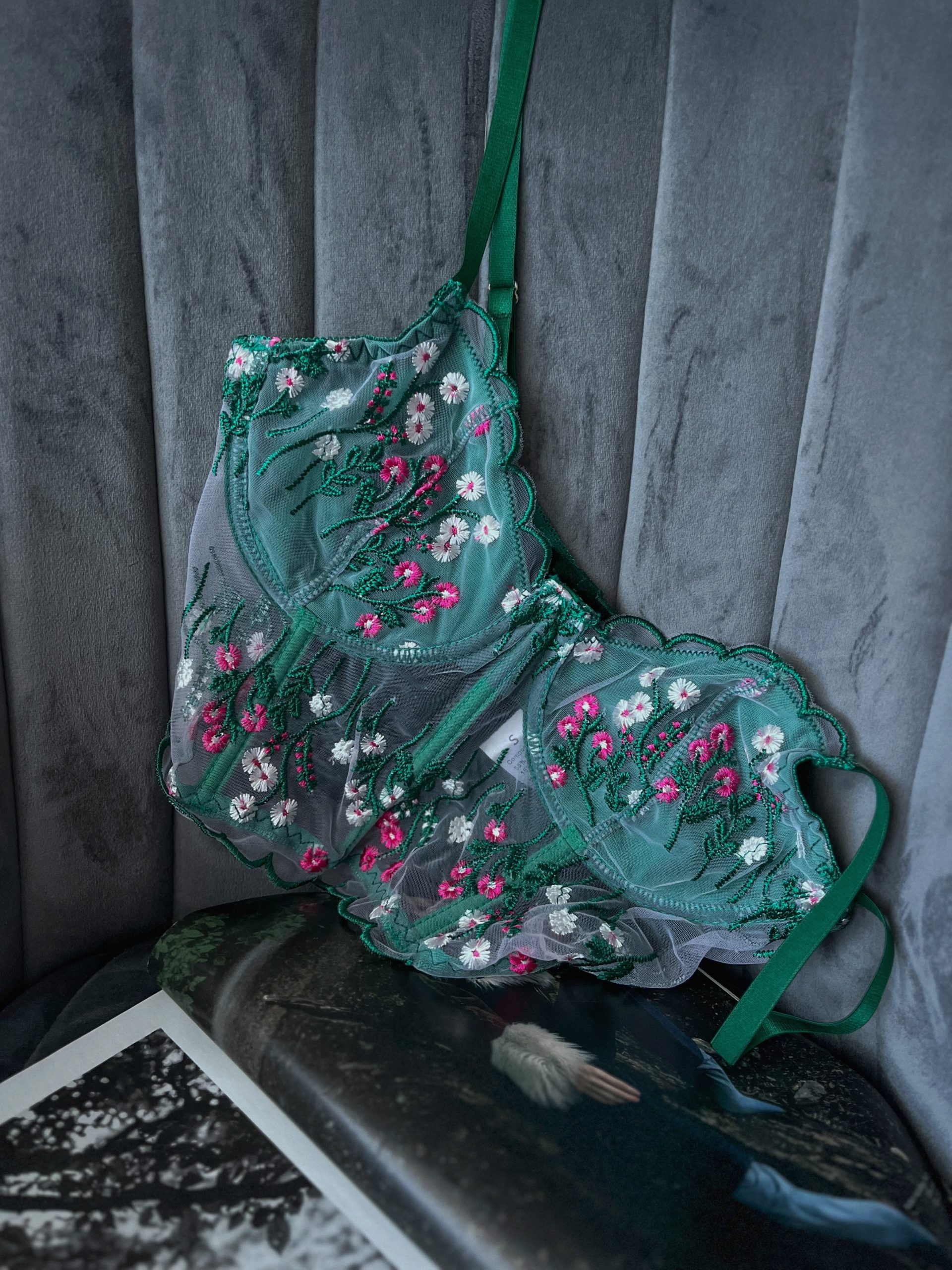 Čipkovaný bralet SMARAGD FLOWERS