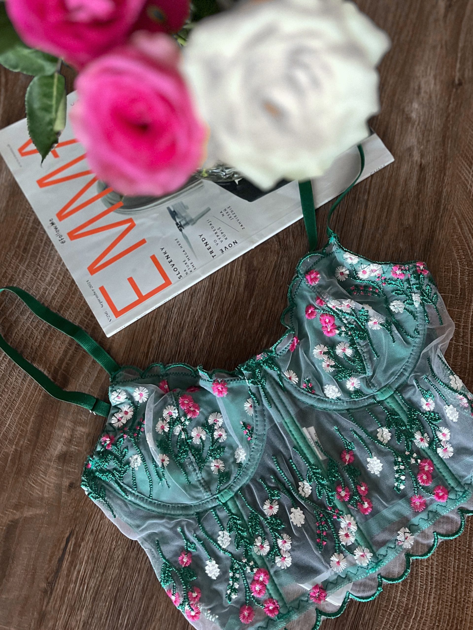 Čipkovaný bralet SMARAGD FLOWERS – Obrázok 2