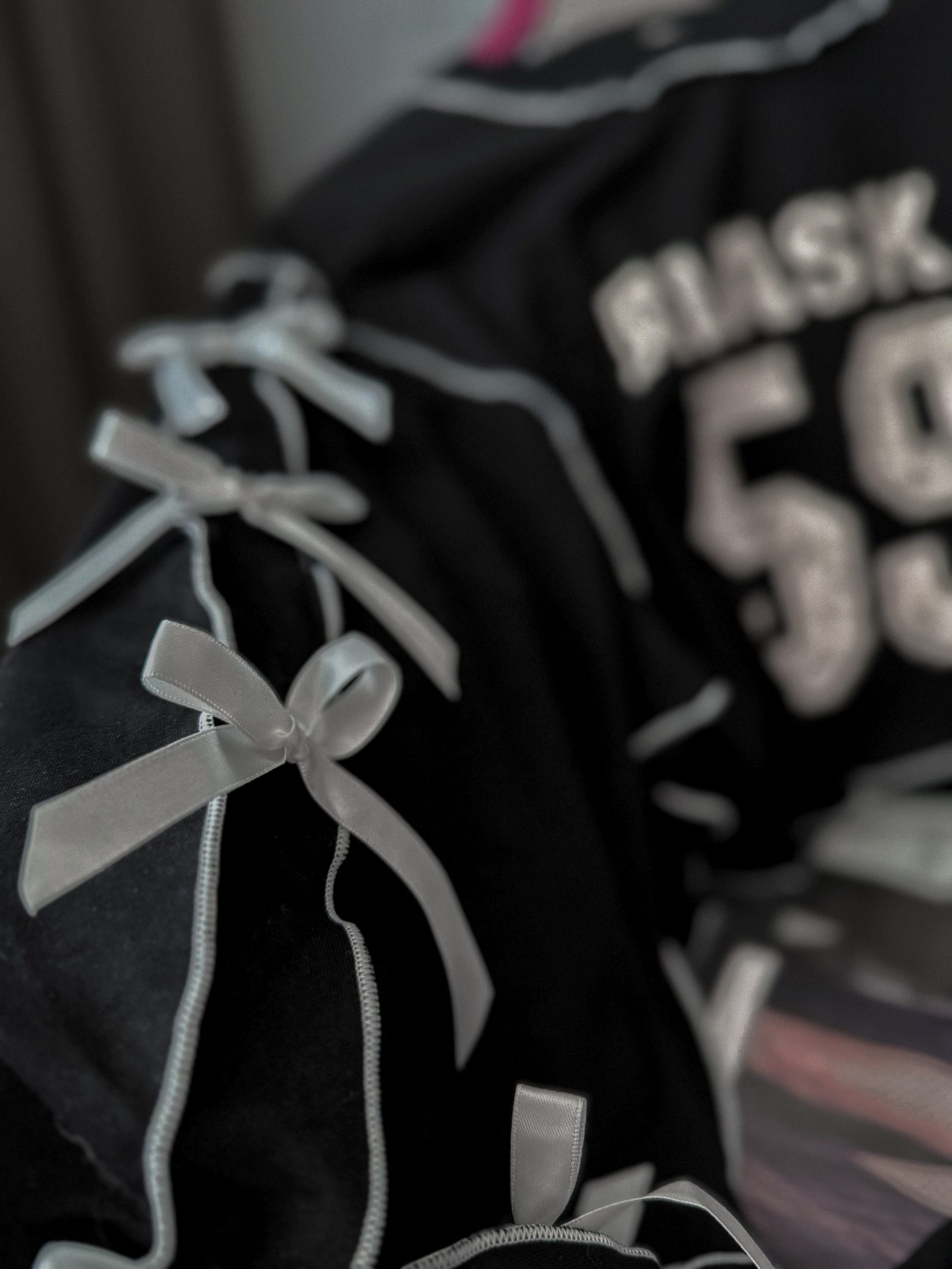 Kratšia mikina s mašľami ALASKA – Obrázok 5