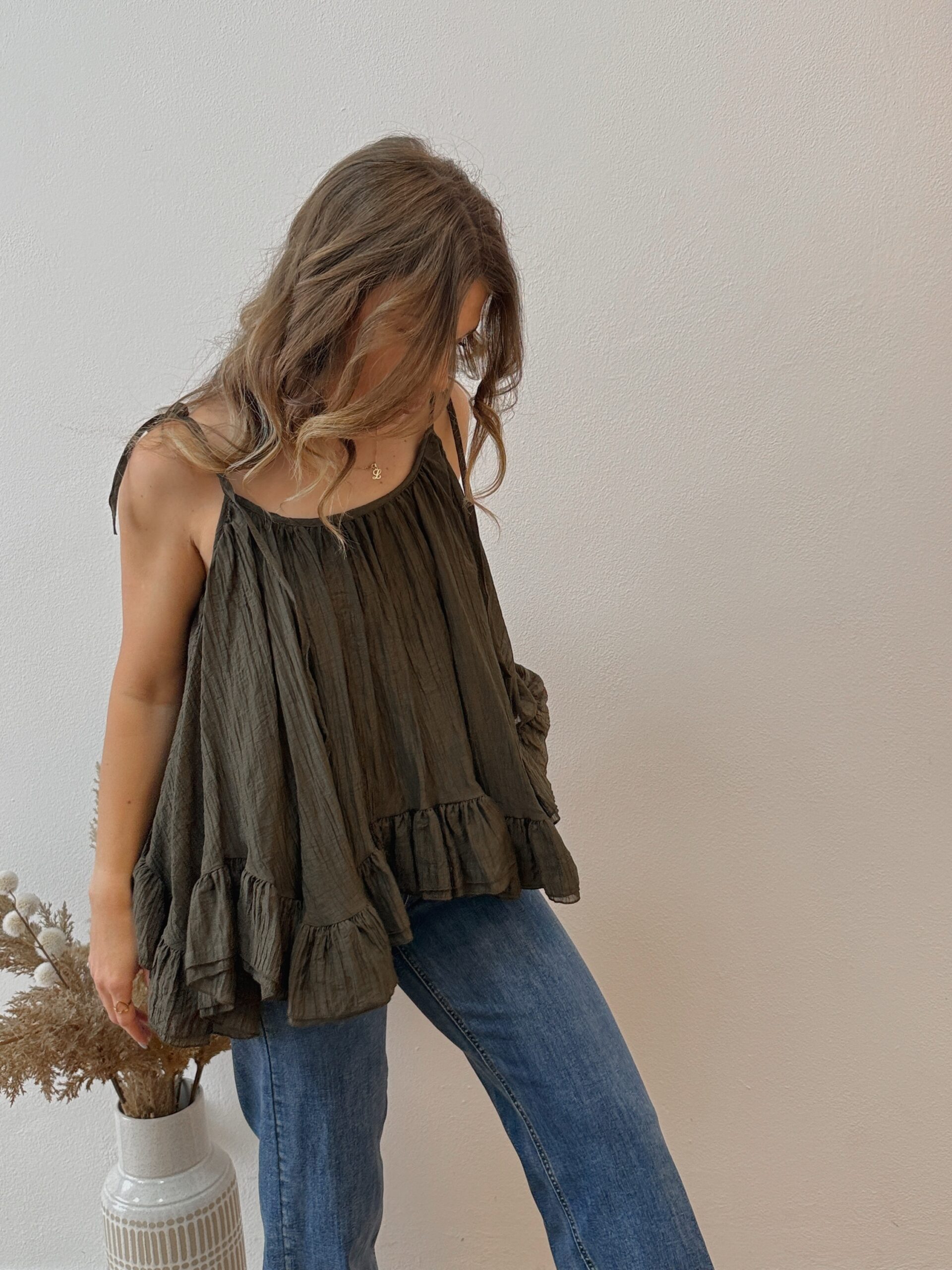 Volánový top KIARA - KHAKI – Obrázok 4