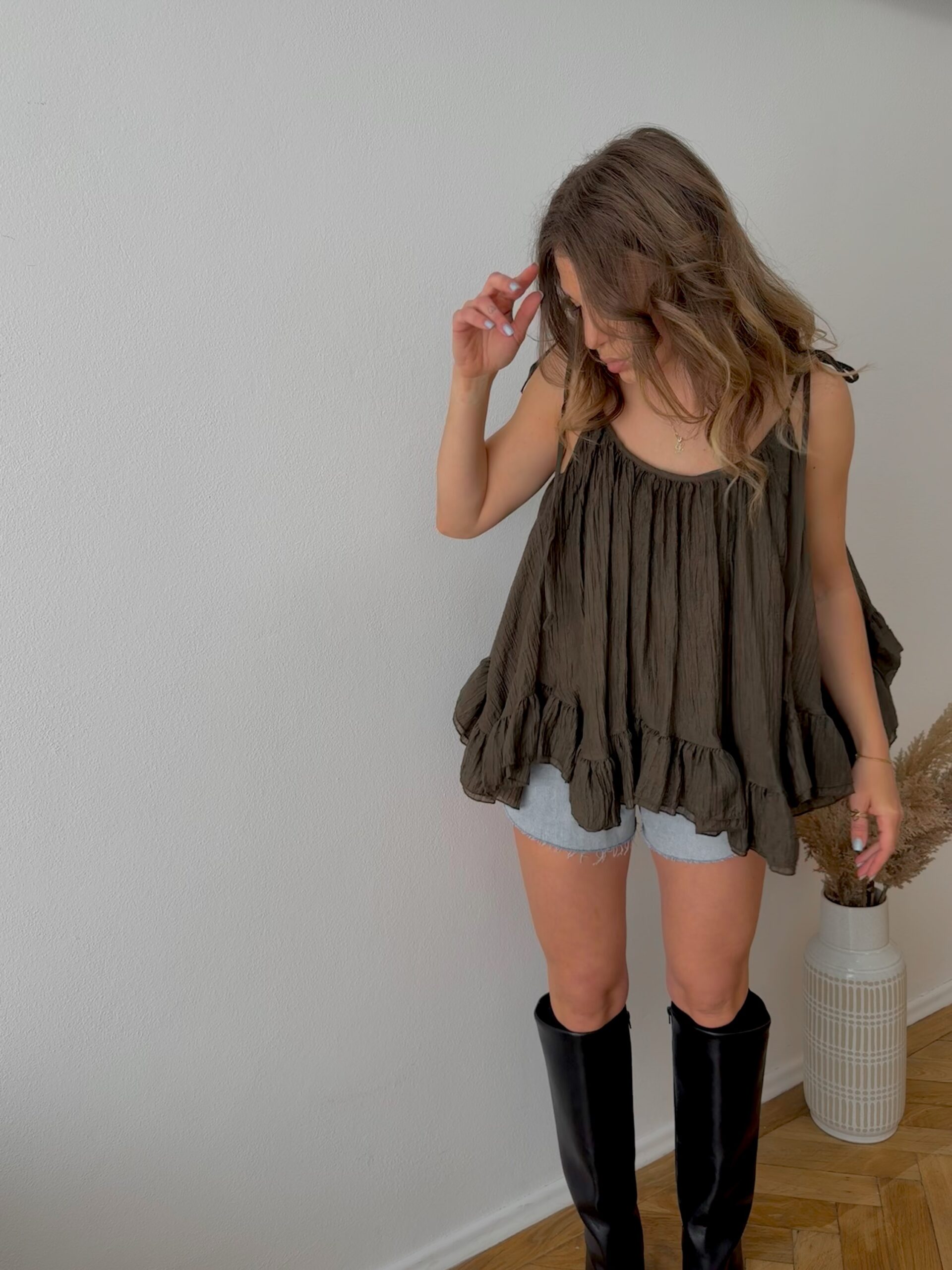 Volánový top KIARA - KHAKI – Obrázok 6