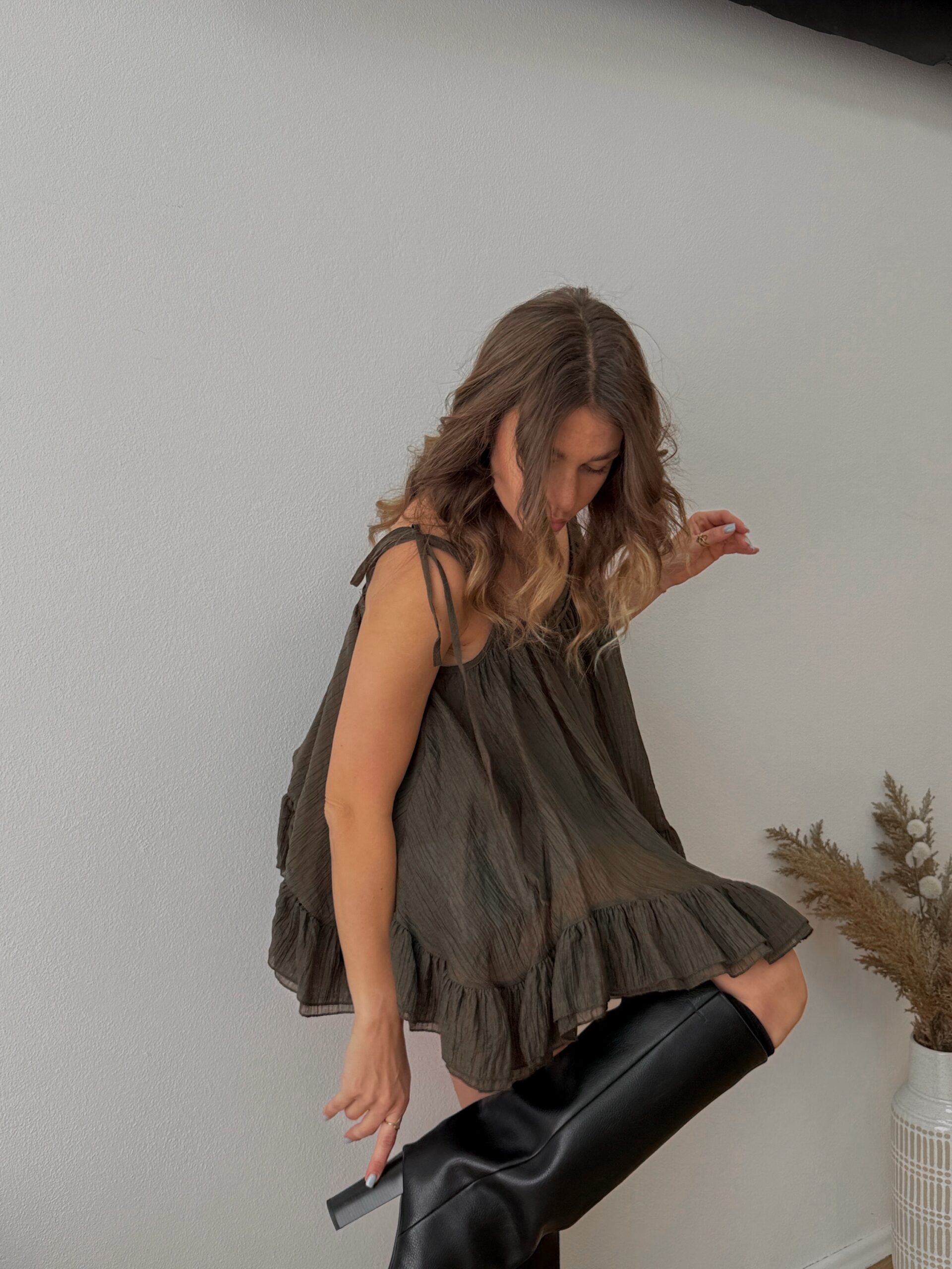 Volánový top KIARA - KHAKI – Obrázok 3