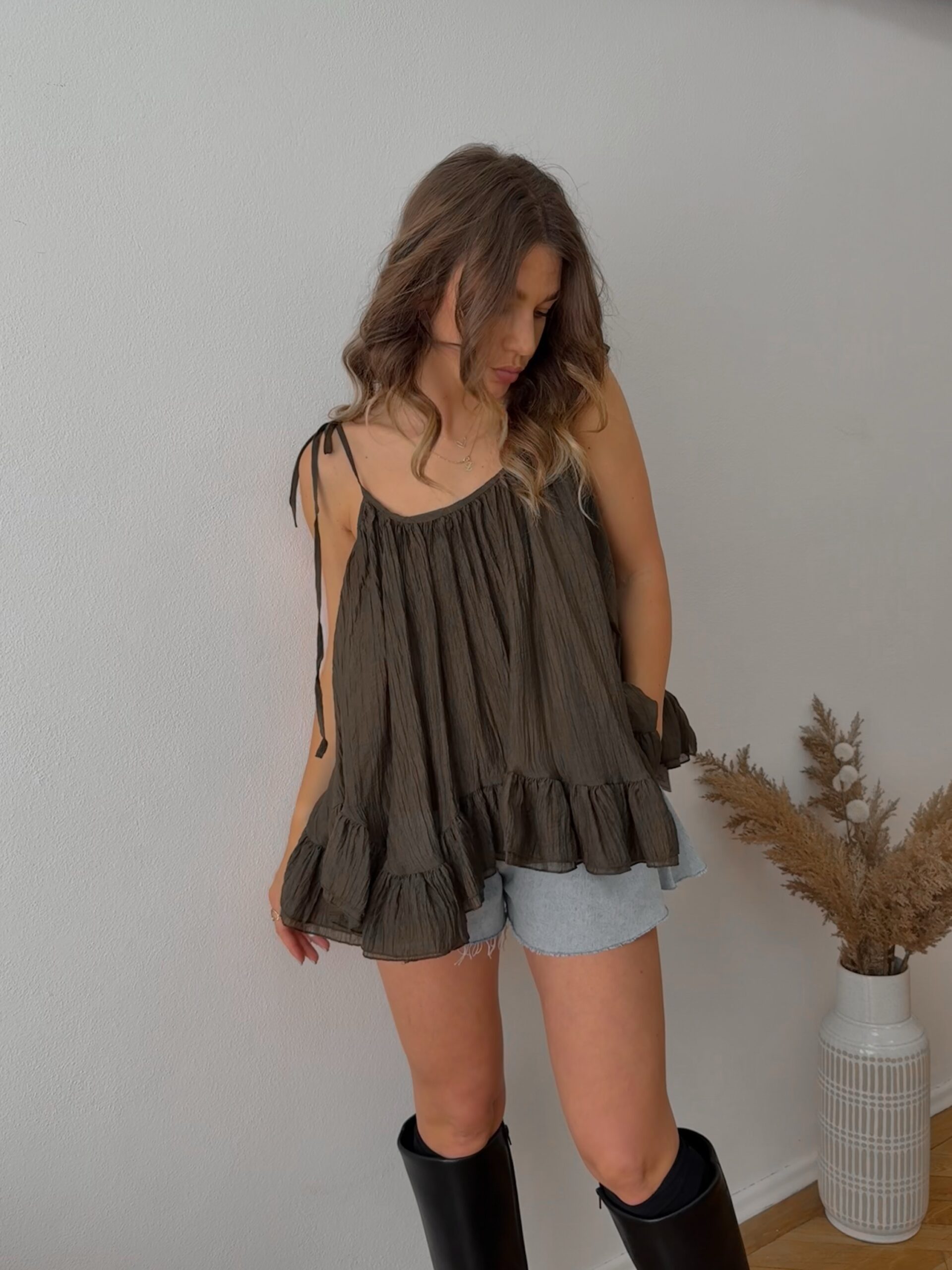 Volánový top KIARA - KHAKI – Obrázok 5